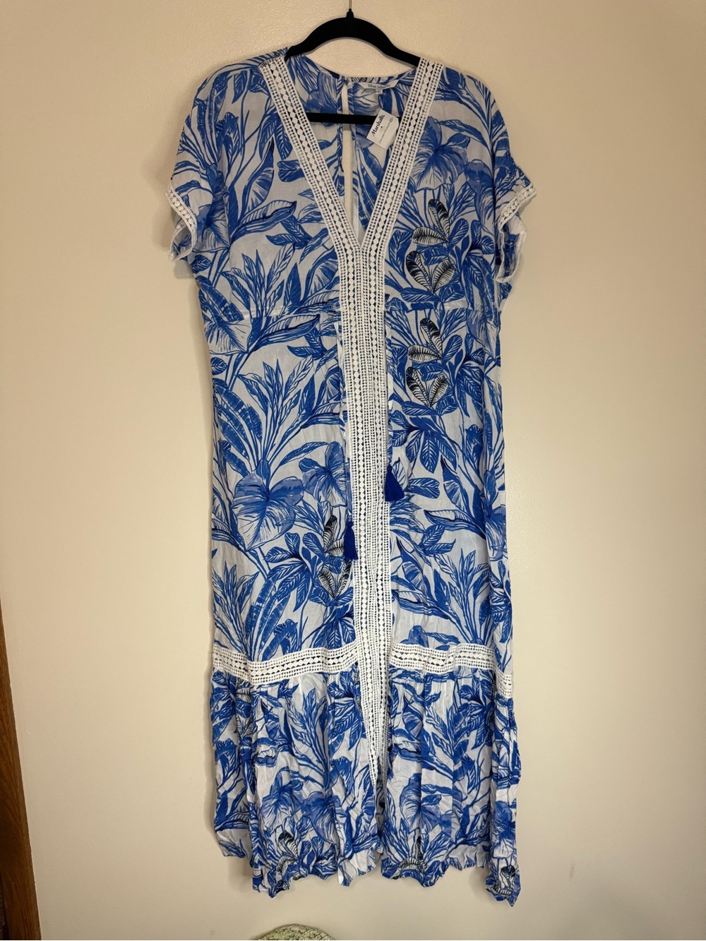 Blue Island NWT Blue and White Floral V-Neck Women’s swim coverup size medium